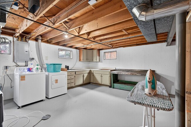 Building Photo - 1545 Reale Ave