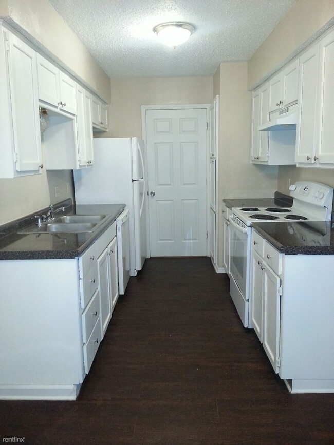 Building Photo - 3 br, 2 bath 4plex - 111 Peachtree Court D