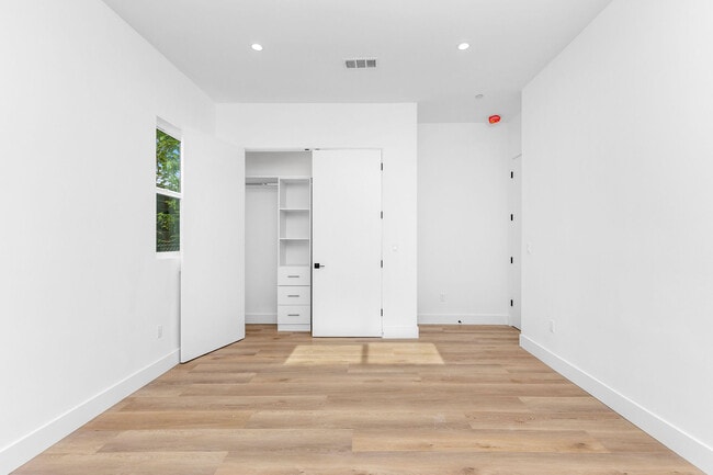 Building Photo - 603 N Harvard Blvd