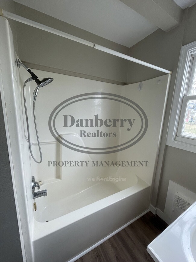 Building Photo - 220 N Main St