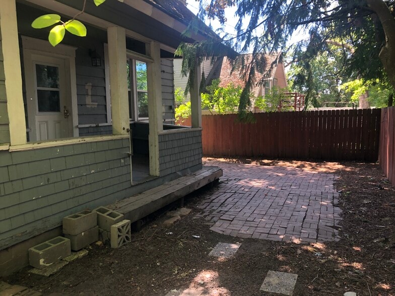 Building Photo - 635 NE Opal St