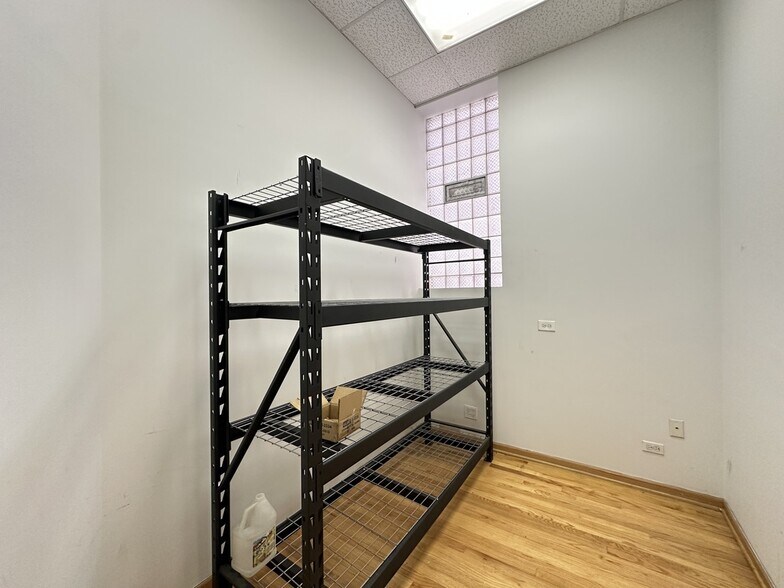 Building Photo - 2138 W Chicago Ave