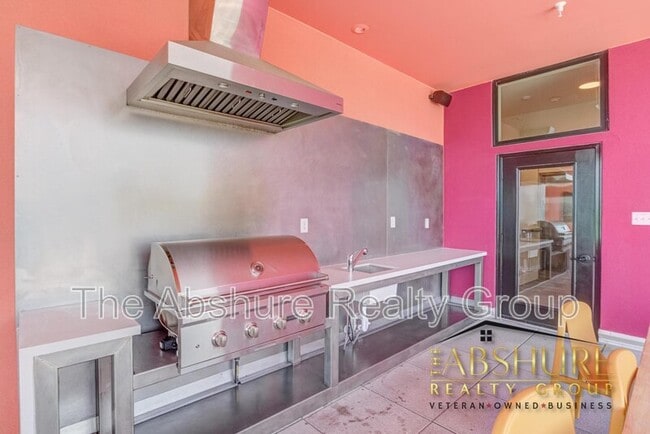 Building Photo - 600 S Duke St