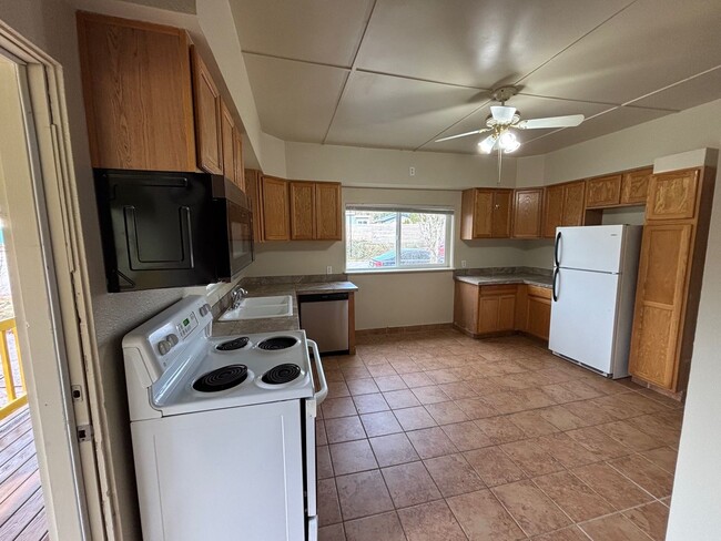 Building Photo - Large front porch, dead end street, spacio...