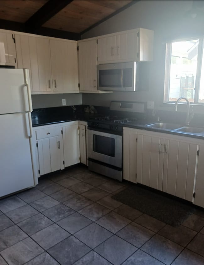 Building Photo - 1066 Paradise Way