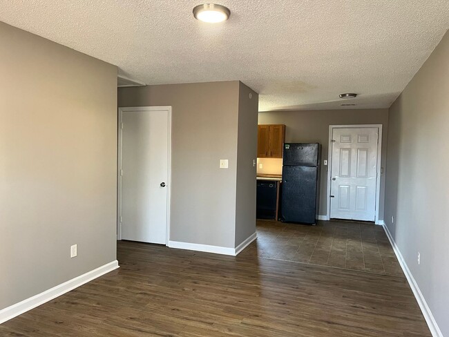 Building Photo - 2 Bed 1 Bath Duplex Apartment