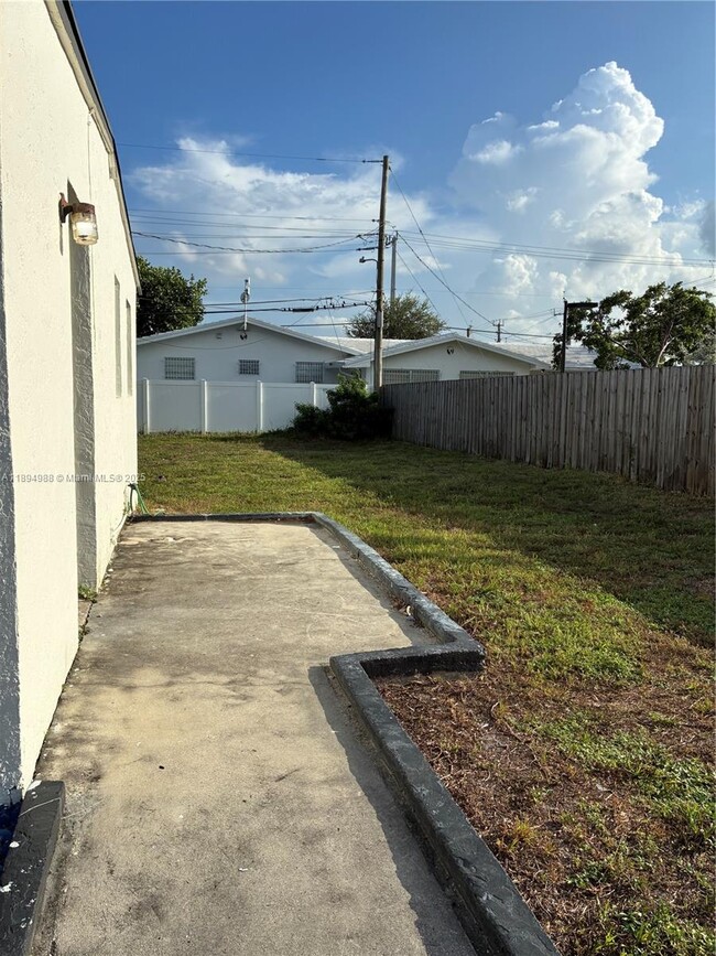 Building Photo - 550 NW 15th Ct