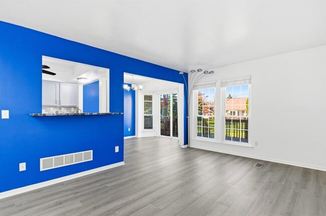 Building Photo - 3084 Village Cir