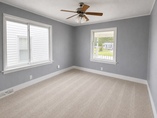 Building Photo - 2 bed 1 bath bungalow