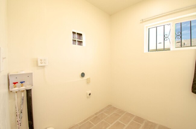 Building Photo - Newly Remodeled Home Near University of Arizona!