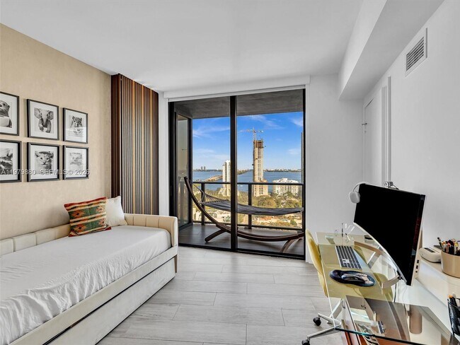 Building Photo - 121 NE 34th St