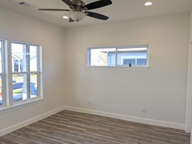 Building Photo - 475 Cheney Loop