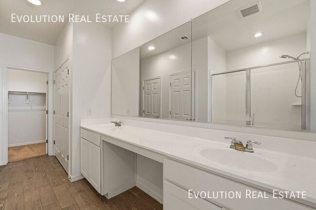 Building Photo - 11461 E Ulysses Ave