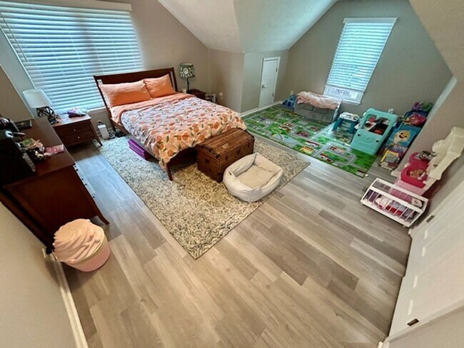Building Photo - CHARMING HOME IN HIGHLY SOUGHT AFTER NEIGHBORHOOD.