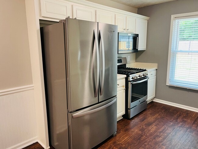 Building Photo - Wow! Renovated 3 bedroom 2 bath home in Ca...