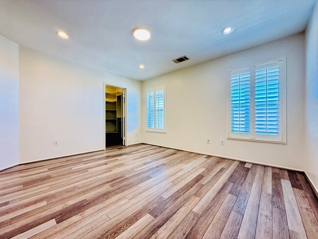 Building Photo - 44608 Avenida Linda