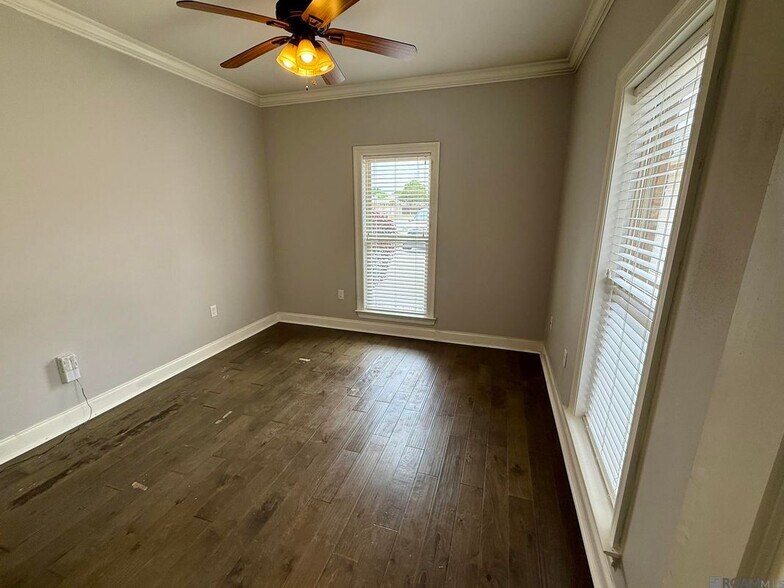 Building Photo - 10408 Springtree Ave