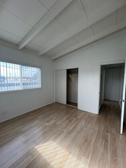 Building Photo - 1102 W Broadway