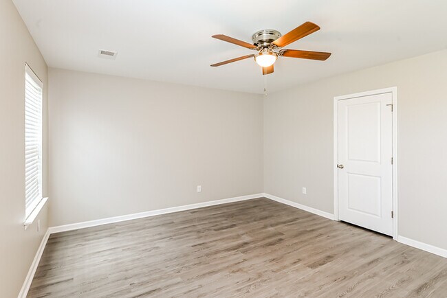 Building Photo - Inviting 4 Bedroom home with Great Location