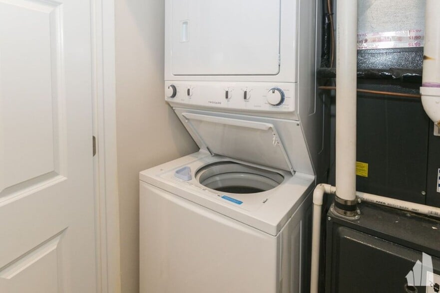 Building Photo - 1218 W Diversey Pkwy