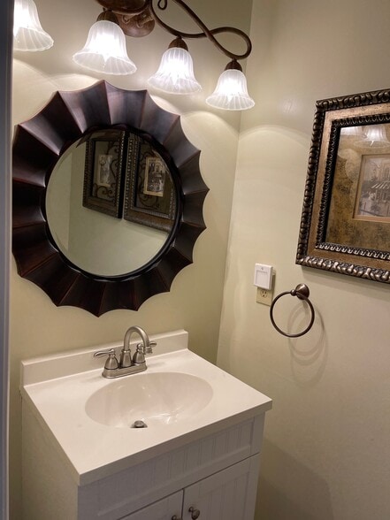 Building Photo - 348 River Rd