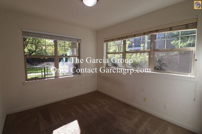Building Photo - 765 NE Adwick Dr