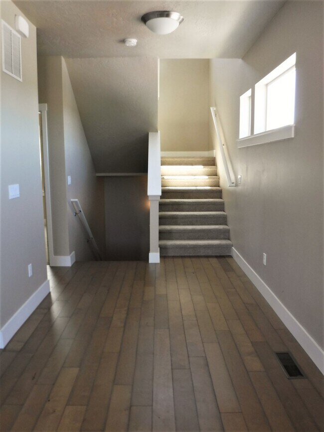 Building Photo - Chic artist-style lofts home with 3 bed 2.5 bath near Boise Greenbelt.