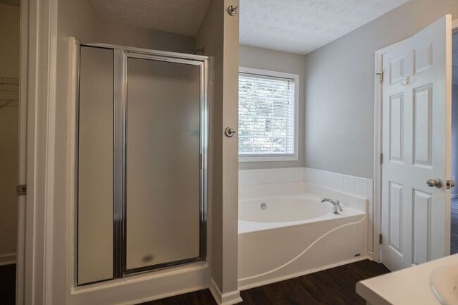 Building Photo - 453 Reba Ct