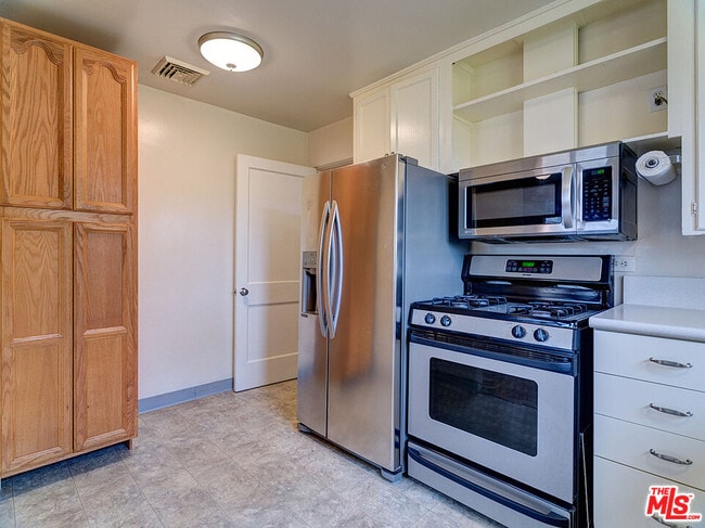 Building Photo - 8716 Bleriot Ave