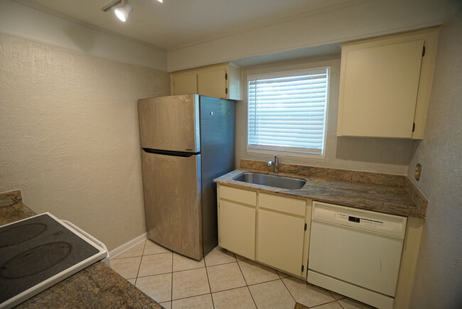 Building Photo - Charming 2-Bedroom, 1-Bath Condo in South ...