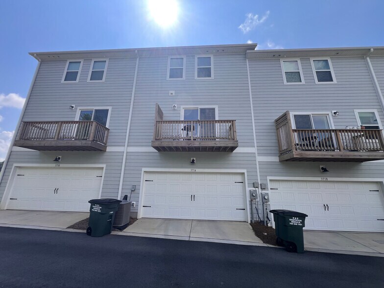 Building Photo - Room in Townhome on Memorial Pkwy