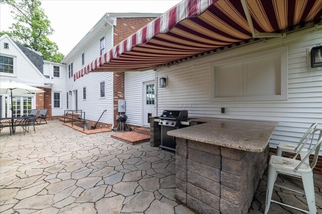 Building Photo - Spacious Home with Fenced Yard Exclusive Access to Hethwood Amenities