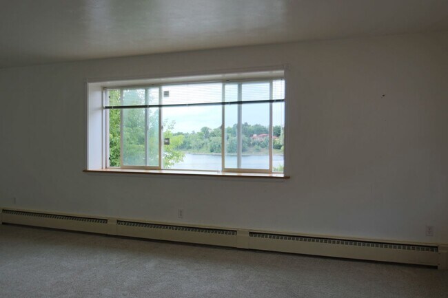 Building Photo - 2565 Willow Ln