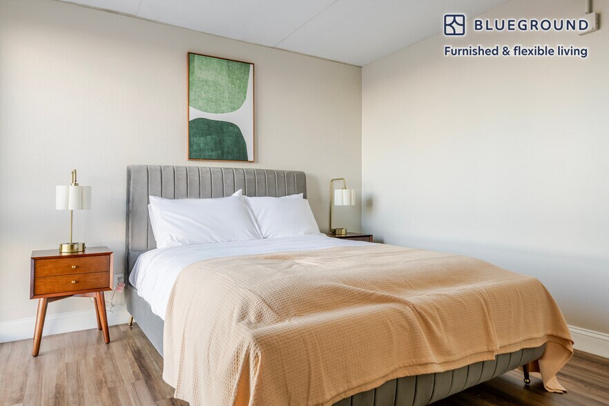 Building Photo - 812 Memorial Dr