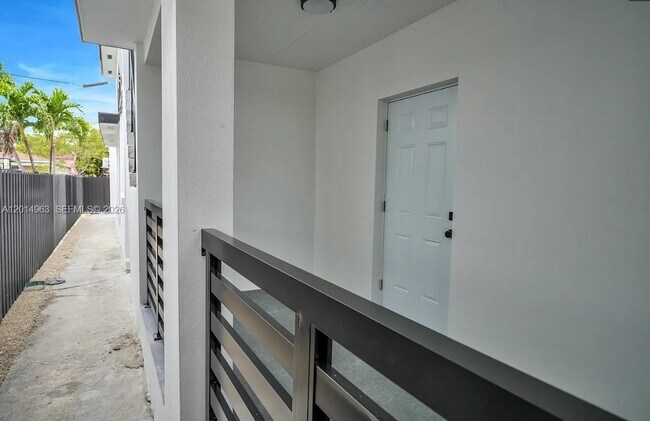 Building Photo - 638 SW 21st Ave