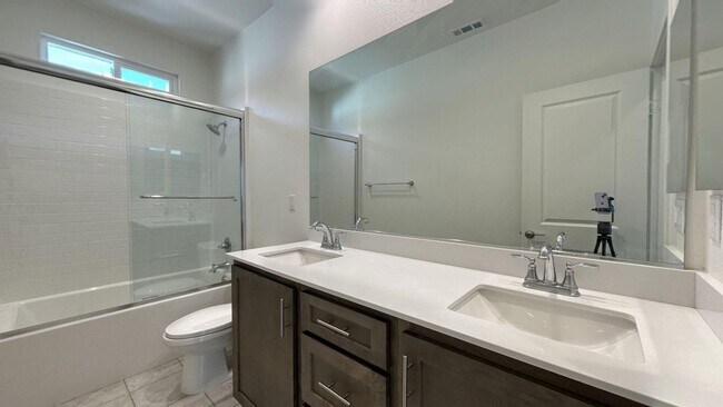 Building Photo - 26149 Park Ave