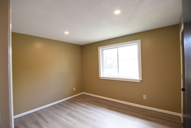 Building Photo - Great, updated condo with ton's of amenities!