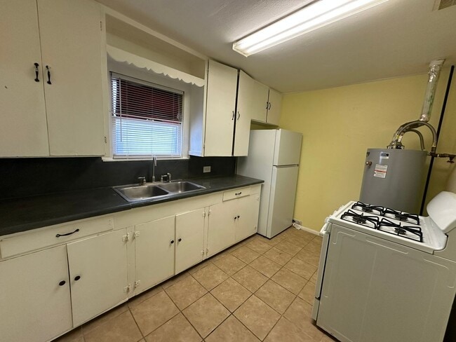 Building Photo - 2-BEDROOM DUPLEX IN MAHNCKE PARK