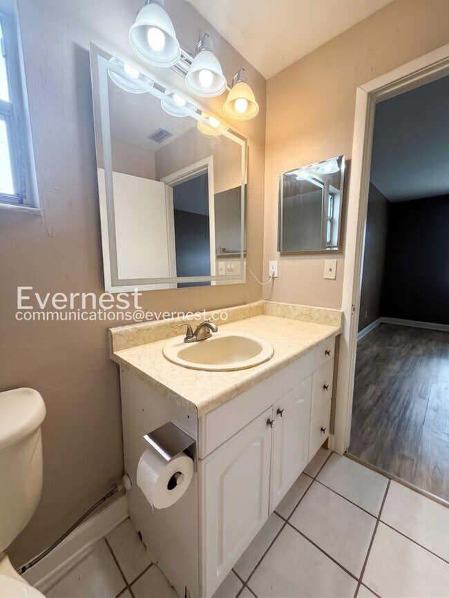 Building Photo - 3 Bed/2 Bath Home with Garage / Pet-Friendly / Vouchers Accepted / Available Now!