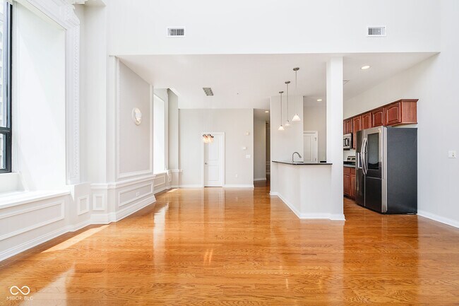 Building Photo - 350 N Meridian St