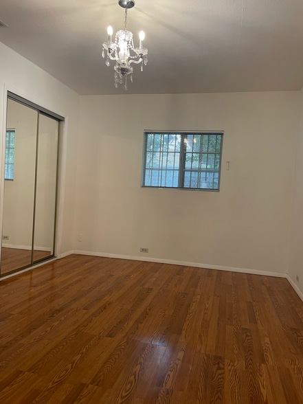 Building Photo - 530 N Wilton Pl