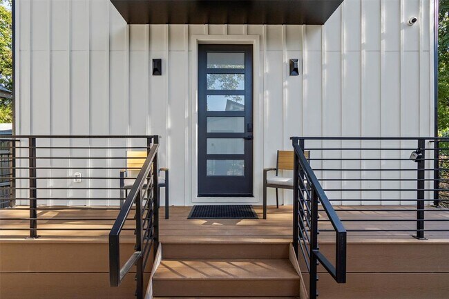Building Photo - 1100 Romeria Dr