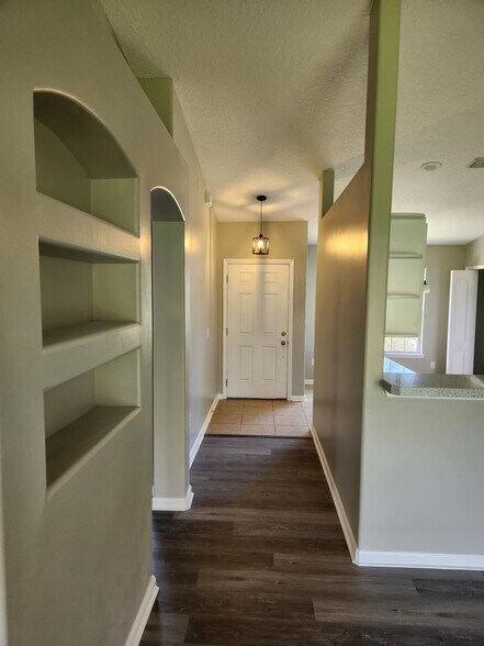 Front entrance hallway - 95180 Twin Oaks Ln