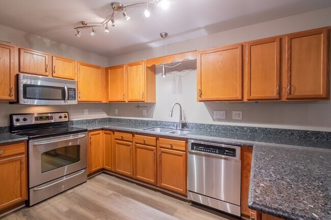 Building Photo - Cozy newly renovated 4 bedroom home on Hic...