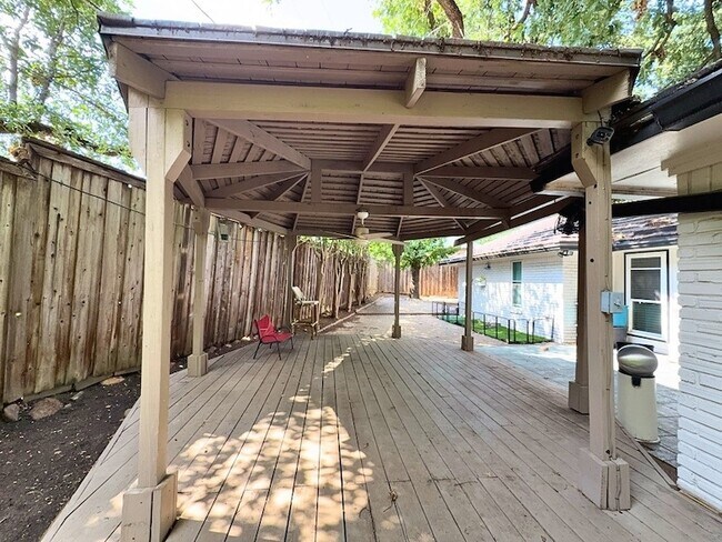 Building Photo - 1900 Mill Run Dr
