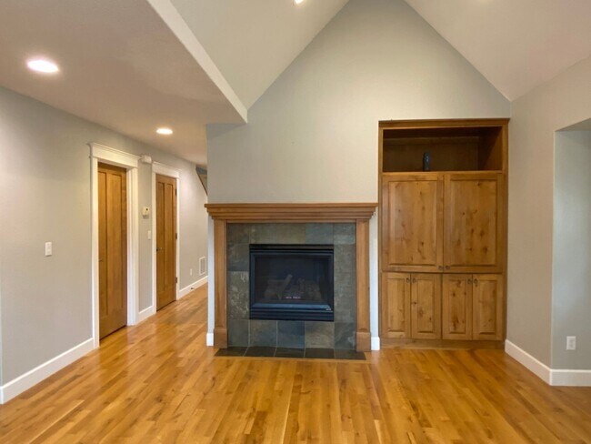 Building Photo - Northwest Crossing Gem! Bonus Office and F...