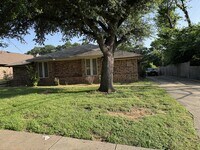 Building Photo - 905 Bluebird Dr