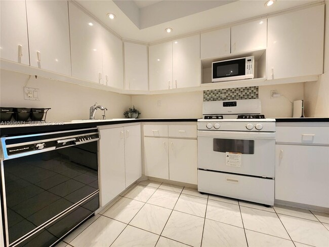 Building Photo - 2030 S Ocean Dr