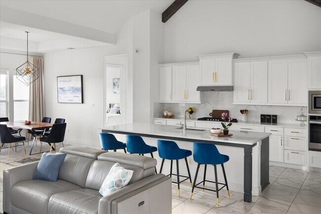 Building Photo - 913 Almeria Bend