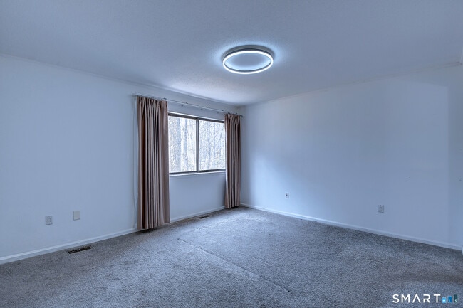 Building Photo - 32 Farmington Chase Crescent